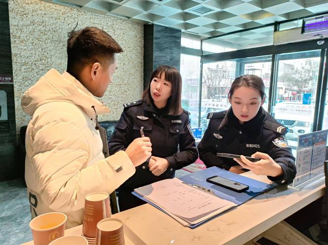 绥德公安出入境民警贴心服务外籍人员